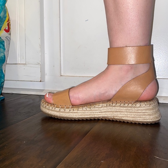 Wedge sandals with ankle strap - Picture 2 of 3